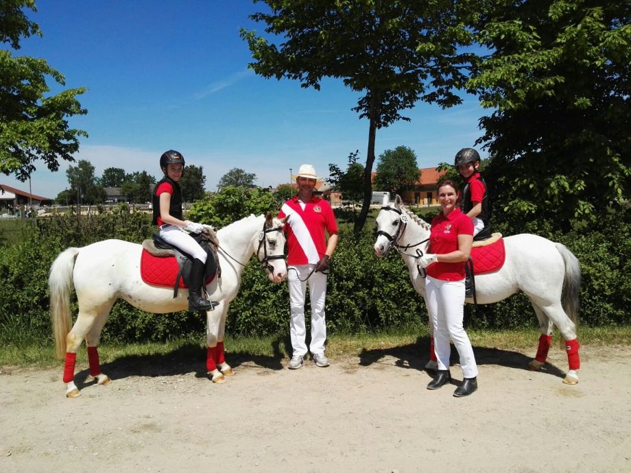 Bild von zwei Reiterinnen mit Begleiter