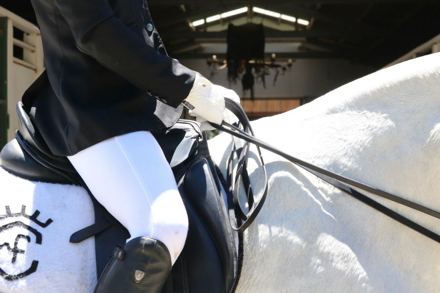 Detailbild eines Reiters mit Steigbügel im Sattel eines Pferdes
